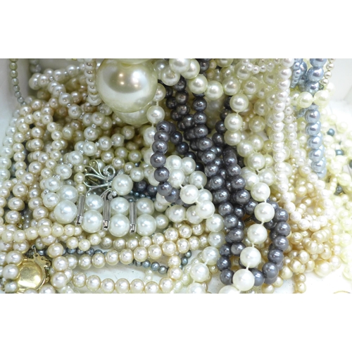 2051 - A collection of faux pearl jewellery, necklace, bracelets