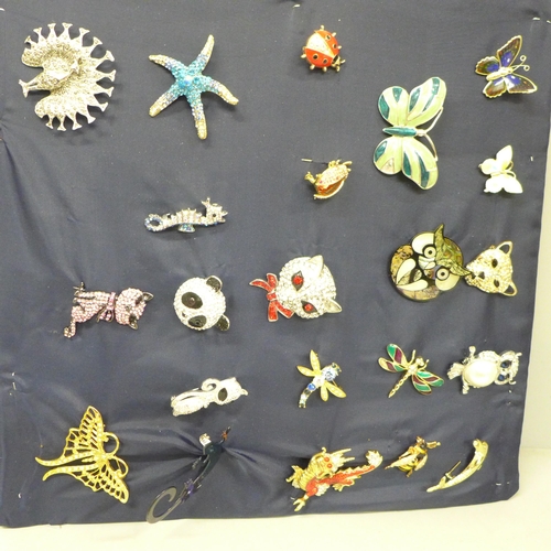 2073 - A collection of animal, bird and insect brooches