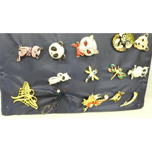 2073 - A collection of animal, bird and insect brooches