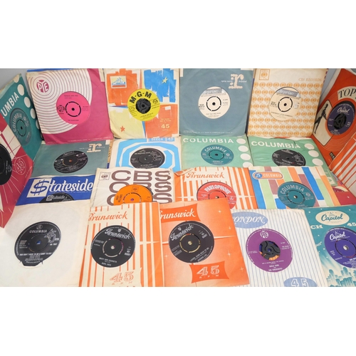 2155 - A collection of 50s/60s 45rpm vinyl records to include Elvis, Bobby Darrin, Jimmy Justice, Frank Sin... 