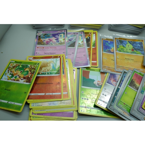 2177 - 600+ Pokémon cards including a quantity of Holographic