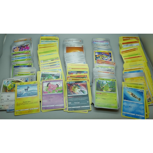 2177 - 600+ Pokémon cards including a quantity of Holographic