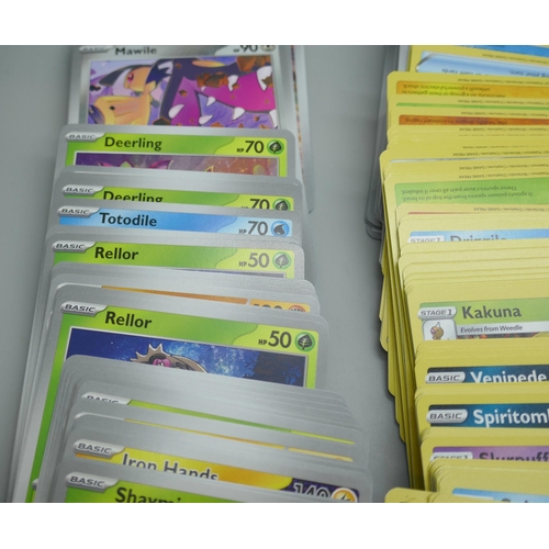 2177 - 600+ Pokémon cards including a quantity of Holographic