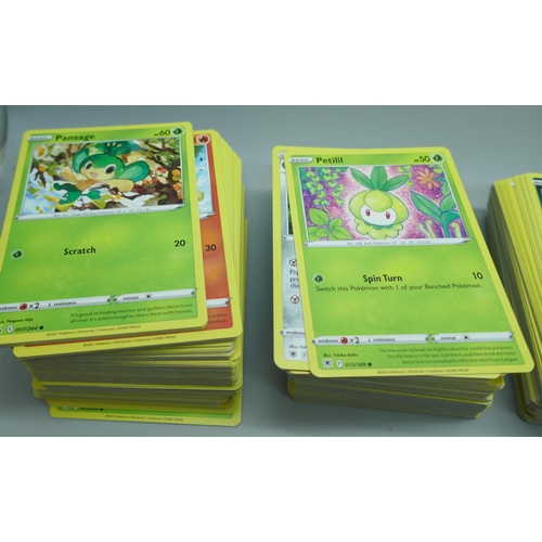 2178 - 600+ Pokémon cards including a quantity of Holographic