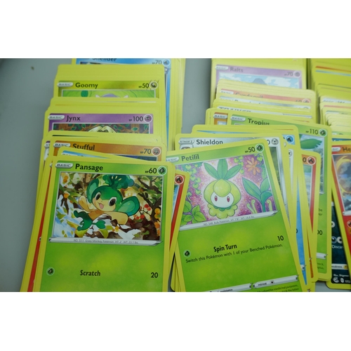 2178 - 600+ Pokémon cards including a quantity of Holographic