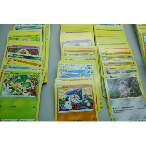 2178 - 600+ Pokémon cards including a quantity of Holographic