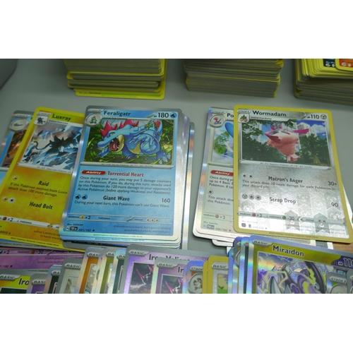 2178 - 600+ Pokémon cards including a quantity of Holographic