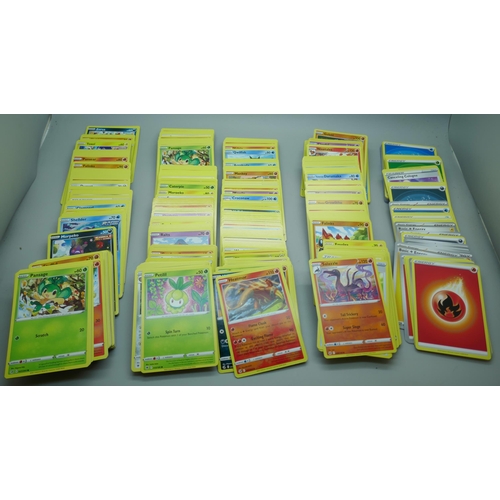 2178 - 600+ Pokémon cards including a quantity of Holographic