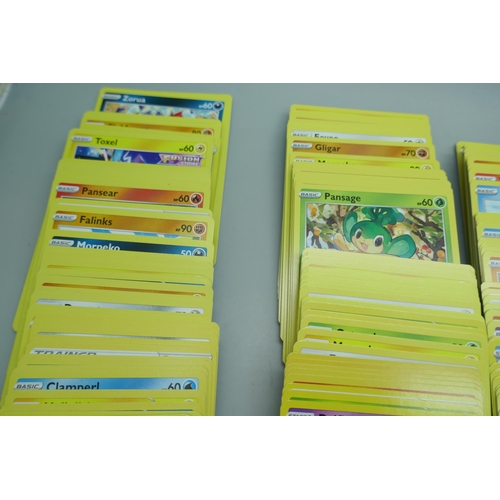 2178 - 600+ Pokémon cards including a quantity of Holographic