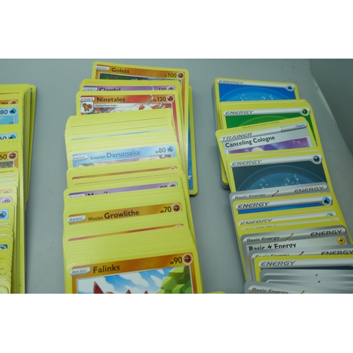 2178 - 600+ Pokémon cards including a quantity of Holographic