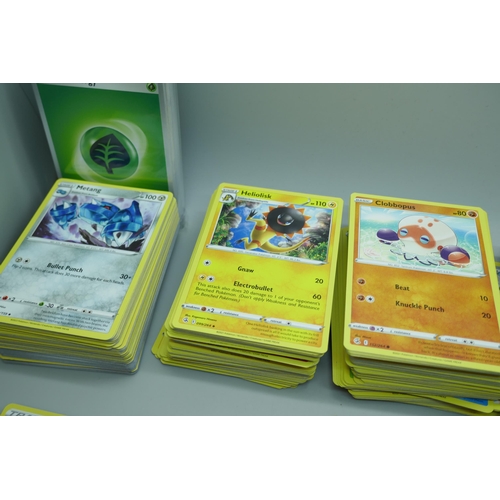 2180 - 600+ Pokémon cards including quantity of Holographic