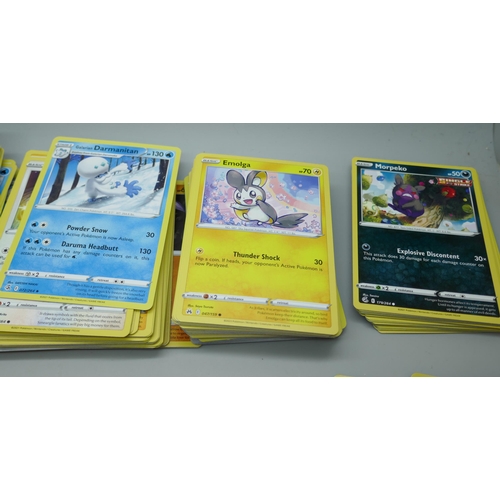 2180 - 600+ Pokémon cards including quantity of Holographic