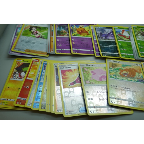 2180 - 600+ Pokémon cards including quantity of Holographic