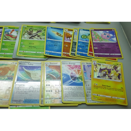 2180 - 600+ Pokémon cards including quantity of Holographic