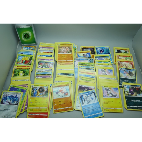 2180 - 600+ Pokémon cards including quantity of Holographic