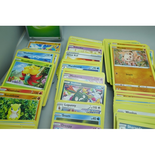 2180 - 600+ Pokémon cards including quantity of Holographic