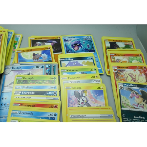 2180 - 600+ Pokémon cards including quantity of Holographic