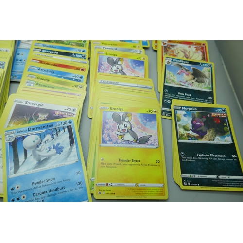 2180 - 600+ Pokémon cards including quantity of Holographic