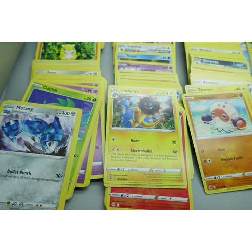 2180 - 600+ Pokémon cards including quantity of Holographic