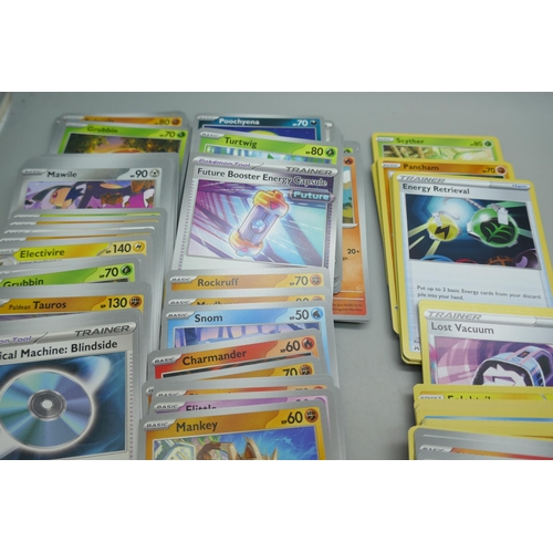 2181 - 600+ Pokémon cards including a quantity of Holographic