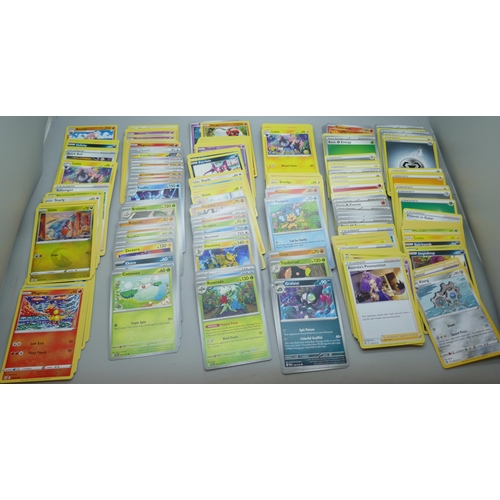 2181 - 600+ Pokémon cards including a quantity of Holographic