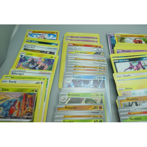 2181 - 600+ Pokémon cards including a quantity of Holographic