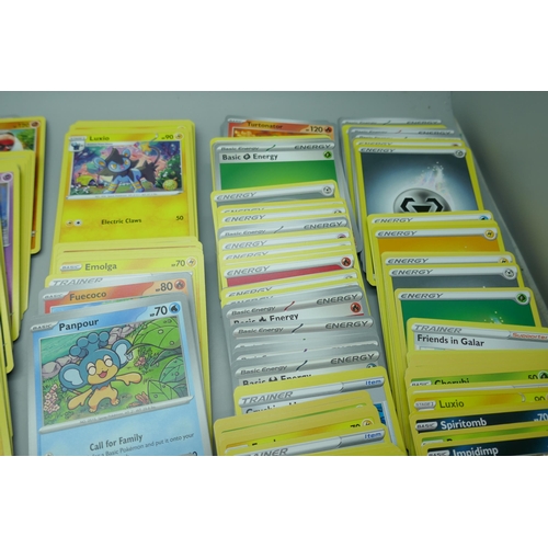 2181 - 600+ Pokémon cards including a quantity of Holographic