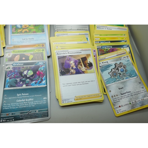 2181 - 600+ Pokémon cards including a quantity of Holographic