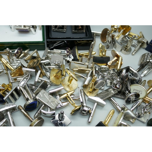 2189 - Over 50 pairs of cufflinks, including Masonic, Swarovski, Crystal, etc.