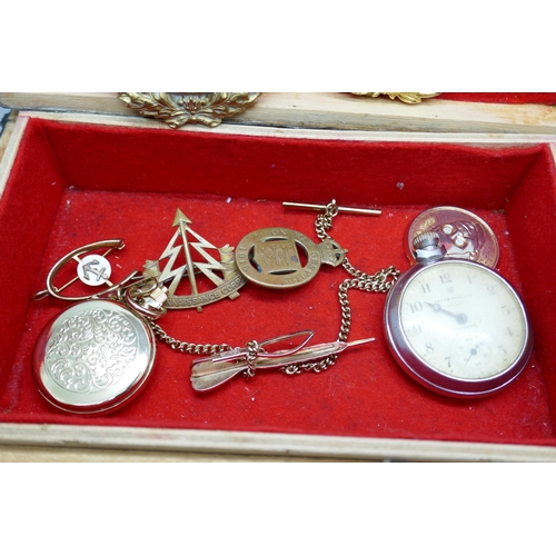 2192 - An ‘On War Service 1915’ badge, two military regiment badges, an 8-Days and other watch movements, t... 