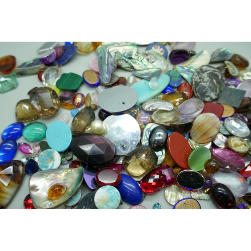 2200 - A collection of unmounted gemstones, etc.