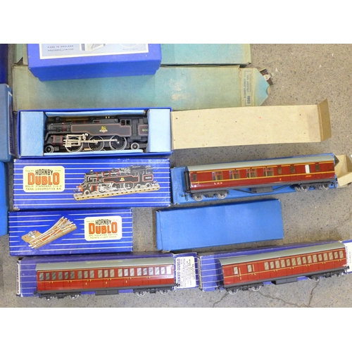 2219 - Hornby Dublo OO gauge model rail, EDL18 standard 2-6-4 Tank Locomotive BR, signal cabin, level cross... 