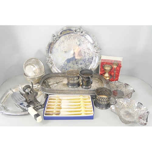 2236 - A box of assorted silver plate and other metalware, to include trays and cutlery **PLEASE NOTE THIS ... 