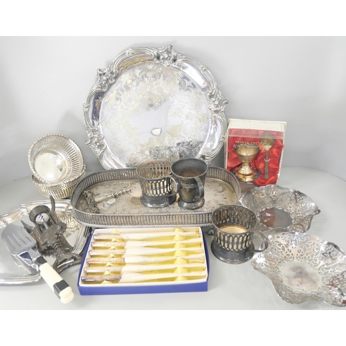 2236 - A box of assorted silver plate and other metalware, to include trays and cutlery **PLEASE NOTE THIS ... 