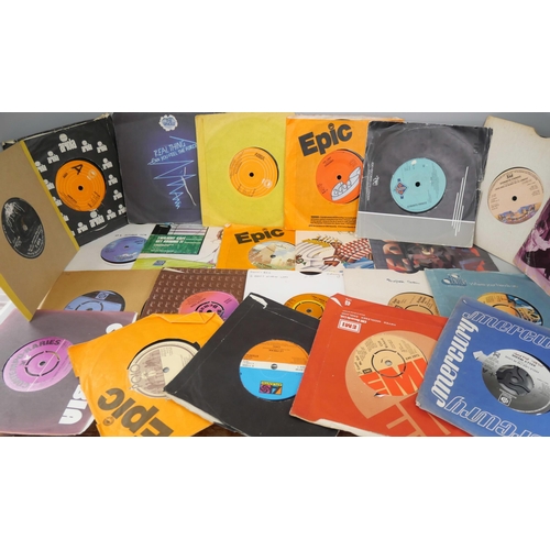 2241 - Collection of 45rpm vinyl single records to include T Rex, Donna Summer, Cliff Richard, Evelyn Thoma... 