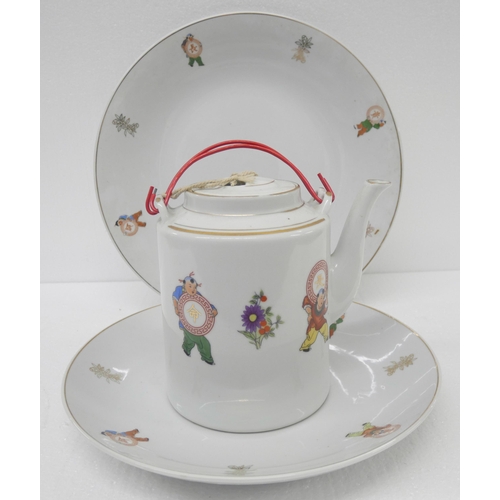 2265 - Two large Chinese serving plates and tea pot **PLEASE NOTE THIS LOT IS NOT ELIGIBLE FOR IN-HOUSE POS... 