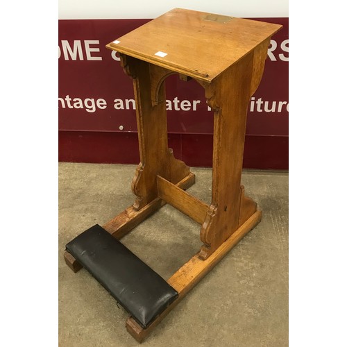 218 - An early 20th Century oak prayer stand