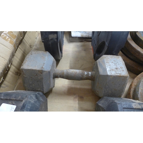 5220 - A quantity of steel weightlifting weights including weight plates and dumbbells