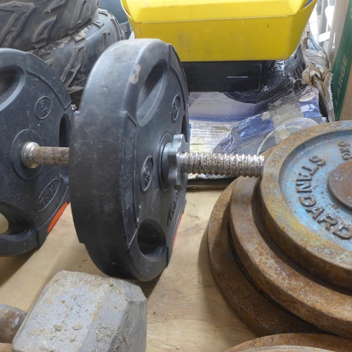 5220 - A quantity of steel weightlifting weights including weight plates and dumbbells