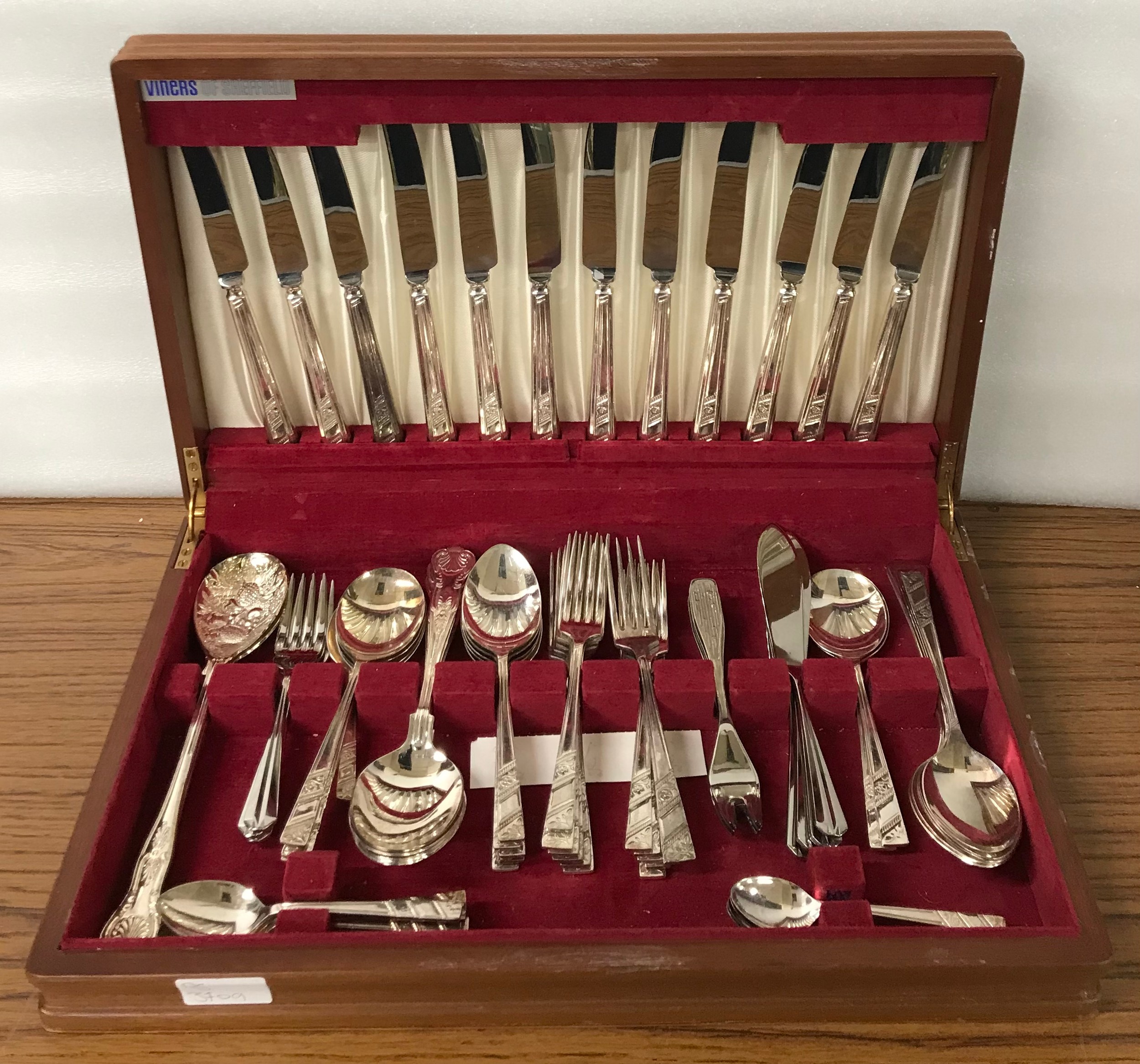 A Cased Viners Silver Plated Canteen Of Cutlery
