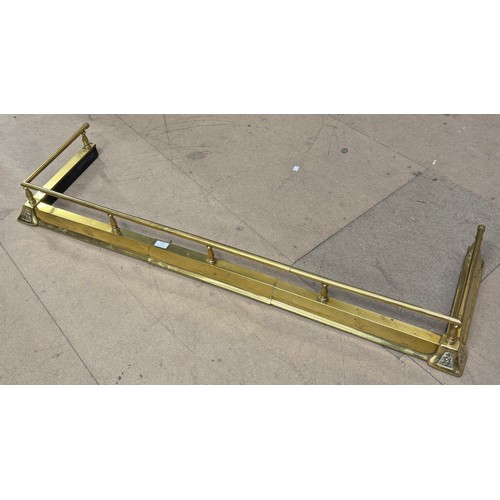 318 - A Victorian style extending brass fender