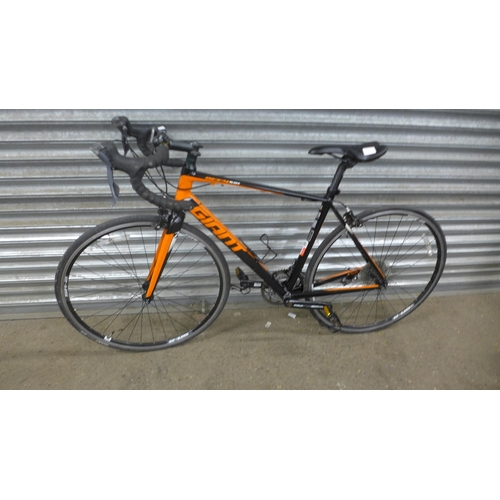 5122 - A Giant Defy Aluxx aluminium framed road racer bike - damaged rear hanger *This lot is a Police Repo... 