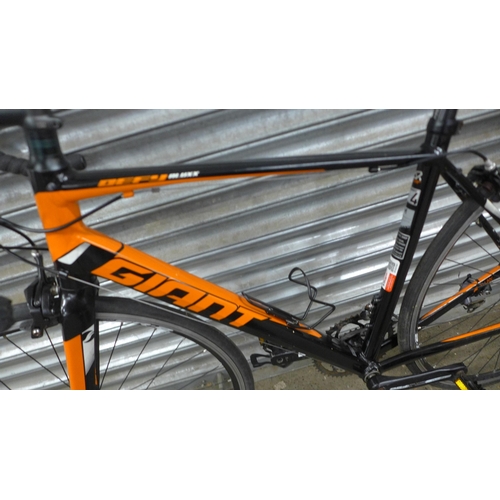 5122 - A Giant Defy Aluxx aluminium framed road racer bike - damaged rear hanger *This lot is a Police Repo... 