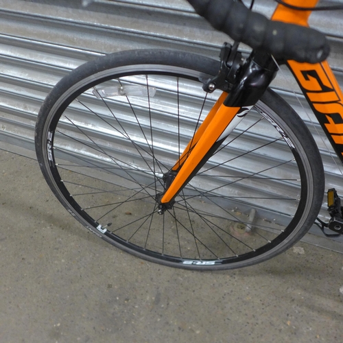 5122 - A Giant Defy Aluxx aluminium framed road racer bike - damaged rear hanger *This lot is a Police Repo... 