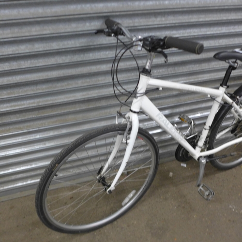 5123 - A Raleigh Urban two 24 speed road bike with rear mud guard *This lot is a Police Repossession