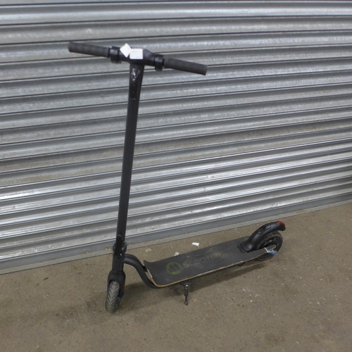 5142C - An M-Scooter adult sized electric scooter - no charger *This lot is a Police Repossession