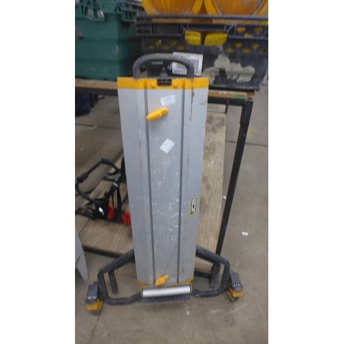 5272 - A JCB folding saw bench