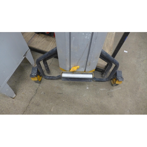 5272 - A JCB folding saw bench