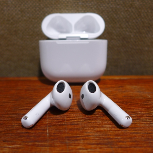 6102 - Apple AirPods with charging case and active noise cancellation (4th generation) (USB-C) model no: mx... 