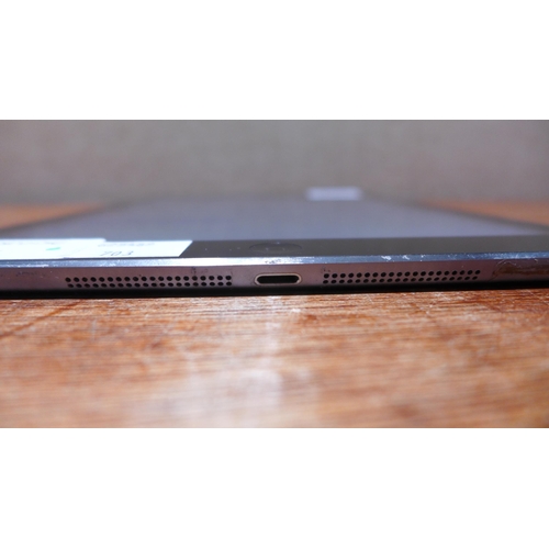 6133 - Apple iPad Air Space Grey 16GB (1st generation) model no: md791b/b (480-703) *This lot is subject to... 